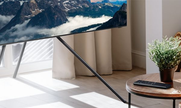 Samsung-QLED TV på stativ