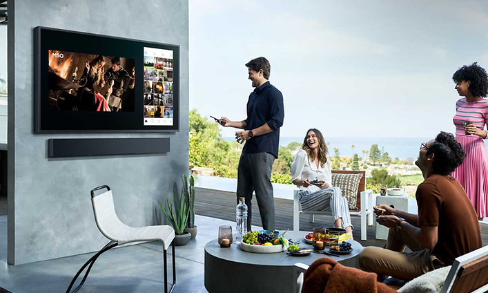 Folk ser på The Terrace TV udenfor
