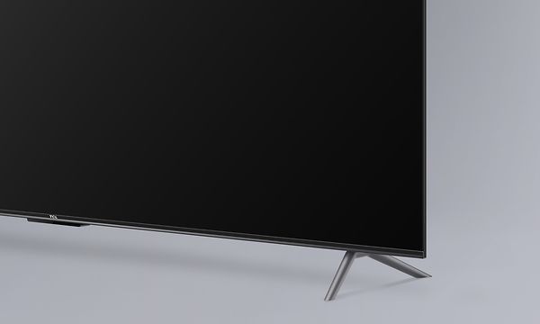 TCL TV med justerbart stativ