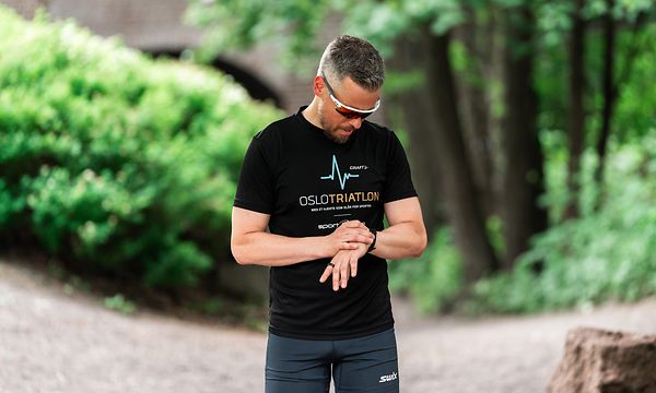 Mand der træner med smartwatch